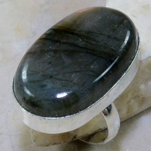 טבעת כסף 925 בשיבוץ אבן לברדורייט עיצוב אובלי מידה: 8