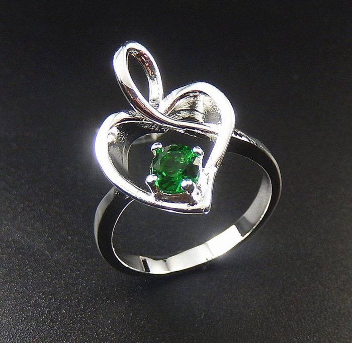 טבעת כסף 925 משובצת קריסטל ירוק מידה 8