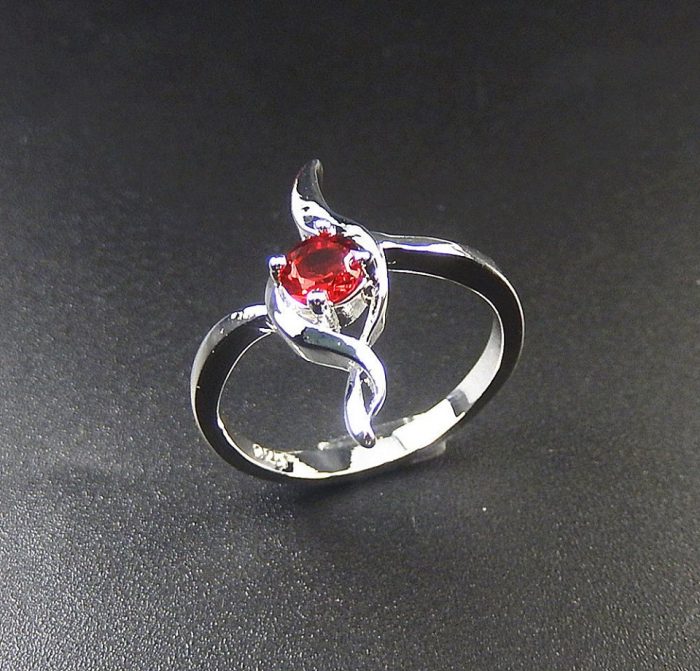 טבעת כסף 925 משובצת קריסטל אדום מידה: 8