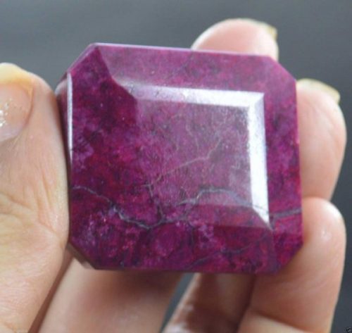 רובי מלוטש לשיבוץ (אפריקה) 262 קרט מידות: 22.49*33.20*36.35 מ"מ