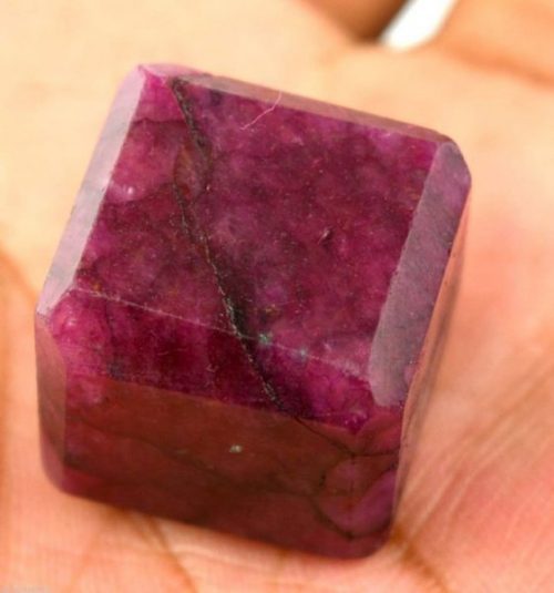 רובי מלוטש קובייה (אפריקה) 107 קרט מידות: 21*22*23 מ"מ