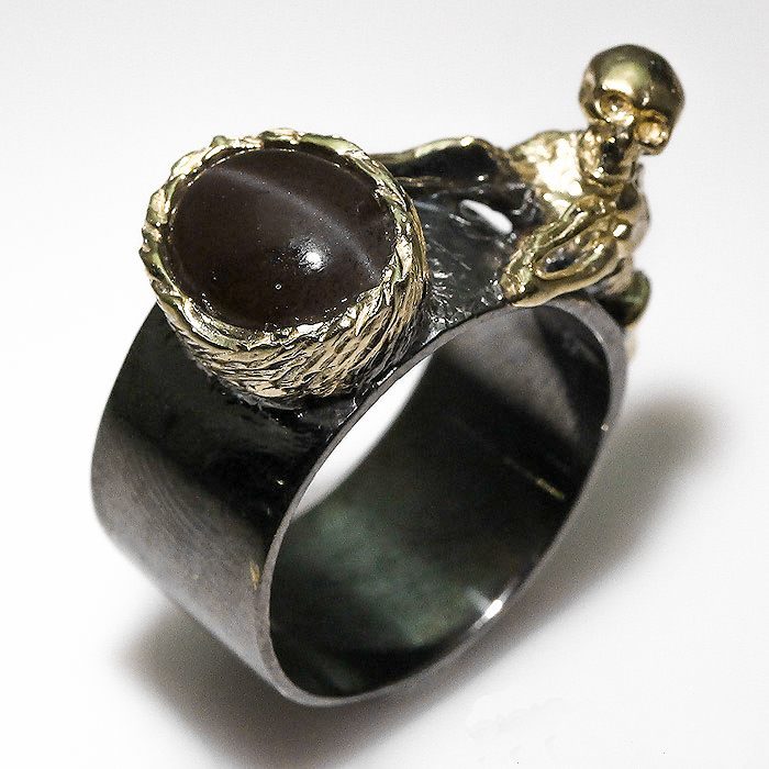 טבעת בשיבוץ אבן עין החתול עבודת יד כסף 925 רודיום שחור וציפוי זהב