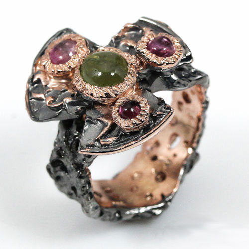 טבעת בשיבוץ אבני ספיר ירוק וטורמלין ורוד עבודת יד כסף ציפוי זהב ורודיום שחור מידה 8