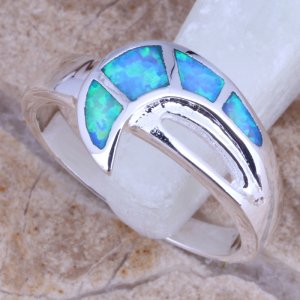 טבעת כסף 925 משובצת אבני אופל כחול