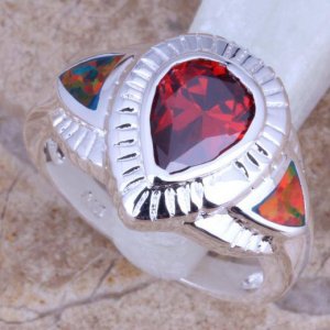 טבעת כסף 925 משובצת אופל ירוק אדום וגרנט