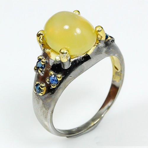 טבעת בשיבוץ אבני אופל צהוב וספיר כחול עבודת יד כסף ציפוי זהב ורודיום שחור מידה: 8.75