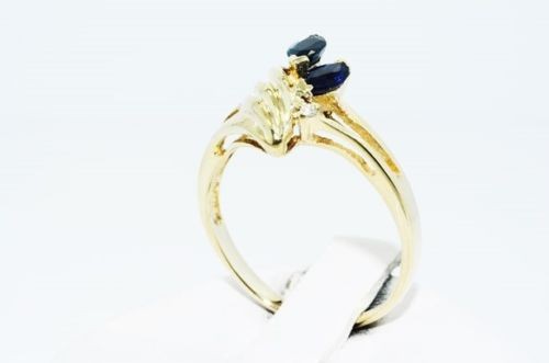 טבעת זהב צהוב 10 קרט בשיבוץ ספיר כחול ויהלומים 36. קרט ניקיון יהלום: I1 מידה: 5.5