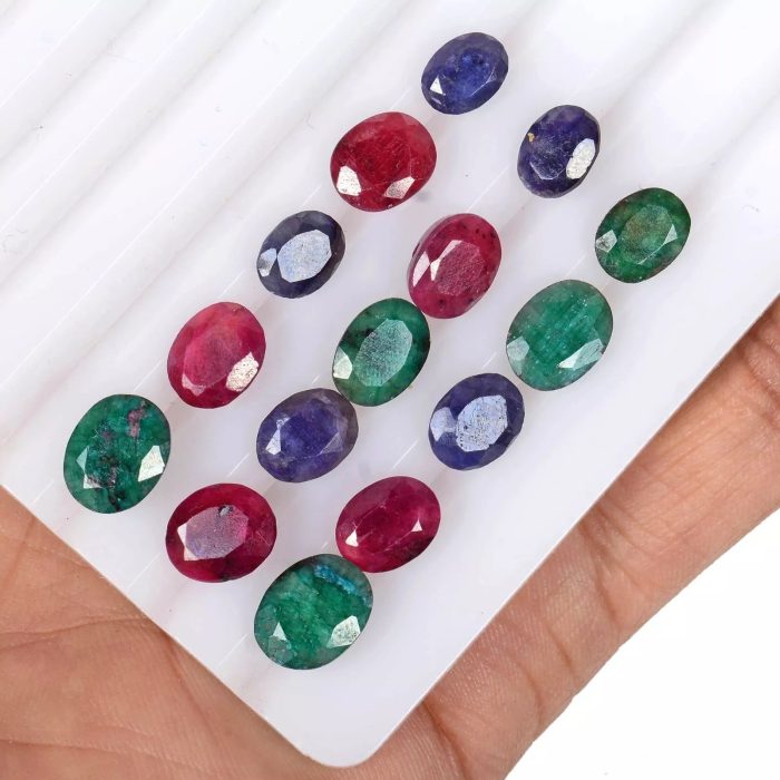 15 יחידות אמרלד רובי וספיר Emerald+ Ruby+ Sapphire מלוטש לשיבוץ במשקל: 33.20 קרט